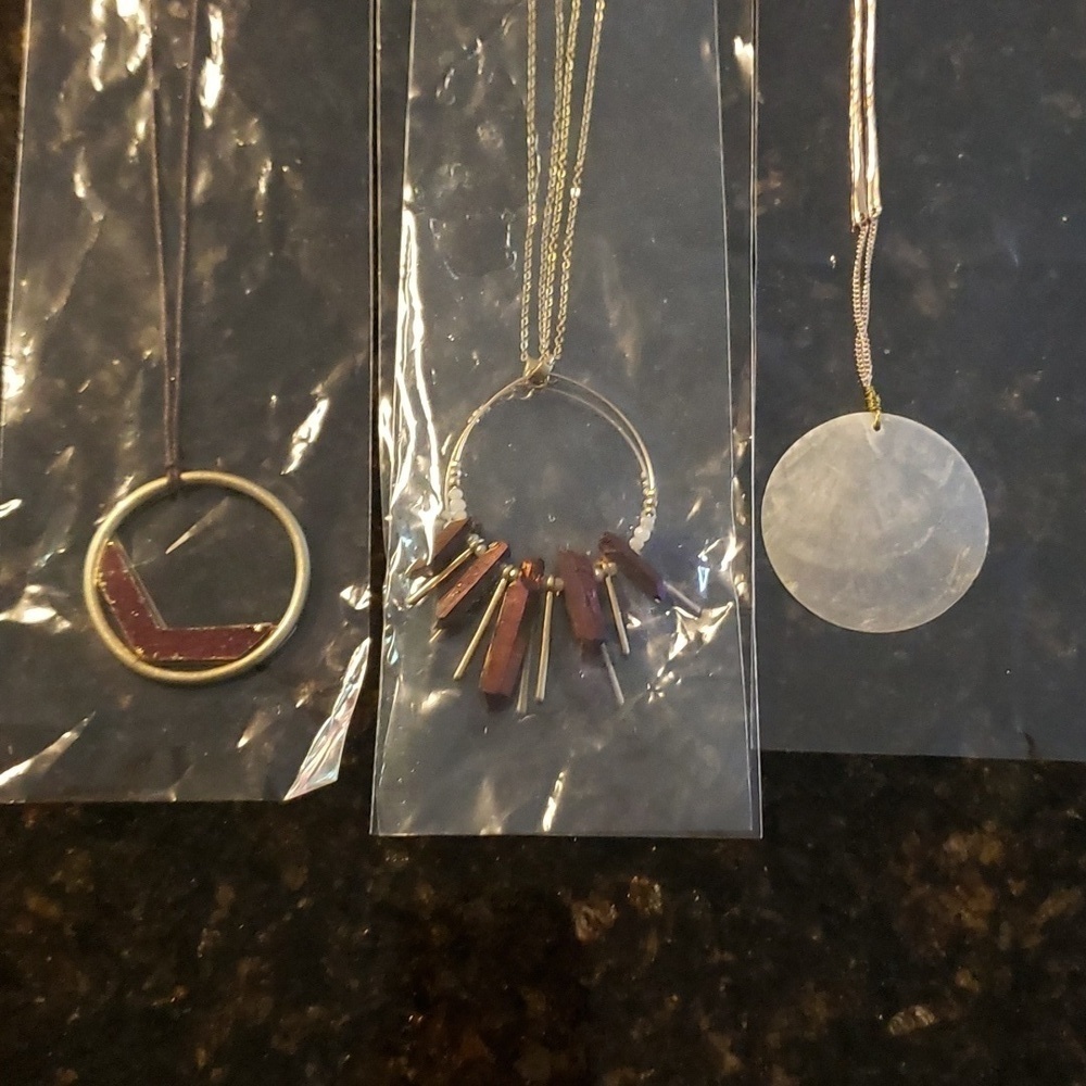 Lot of 20 NWT Long Necklaces, some with earrings. - Picture 9 of 9